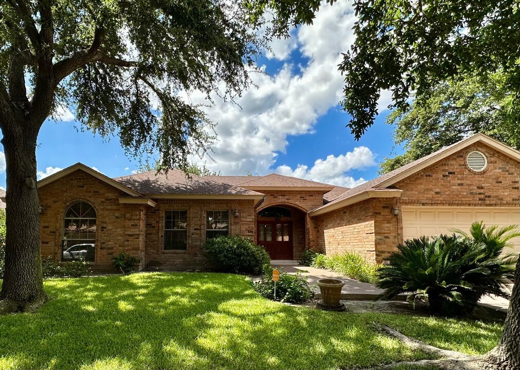 2404 Leonard Ct in Laredo, TX - Building Photo