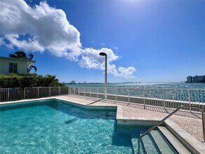 2000 Bay Dr, Unit 409 in Miami Beach, FL - Building Photo - Building Photo
