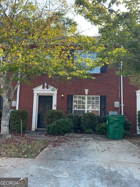 5801 Strathmoor Manor Cir in Lithonia, GA - Building Photo