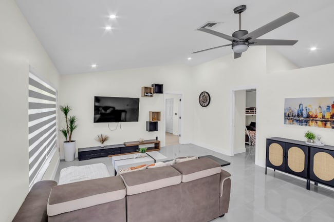 7381 NW 35th Ct in Lauderhill, FL - Building Photo - Building Photo