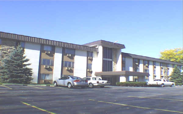 NorthEnd Apartments in Libertyville, IL - Building Photo