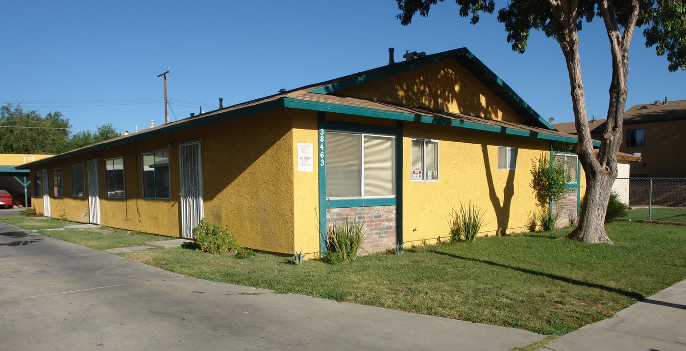 38463 Larkin Ave in Palmdale, CA - Foto de edificio