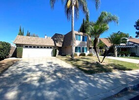 470 Via Arboles in San Marcos, CA - Building Photo