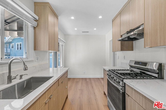 1810 Santa Ynez St in Los Angeles, CA - Building Photo - Building Photo