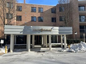 1637 Oakwood Dr, Unit S105 in Penn Valley, PA - Building Photo