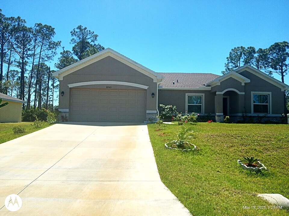 8245 Larrimore Ave in North Port, FL - Building Photo