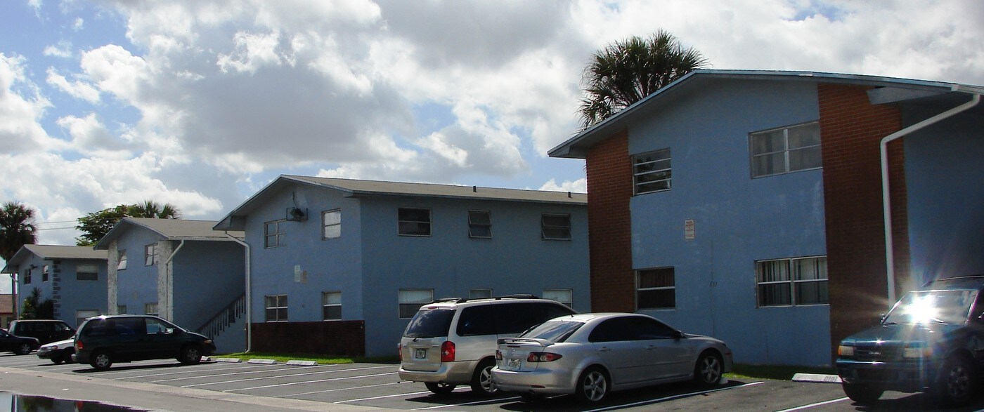 950 SW 74th Ter in North Lauderdale, FL - Building Photo