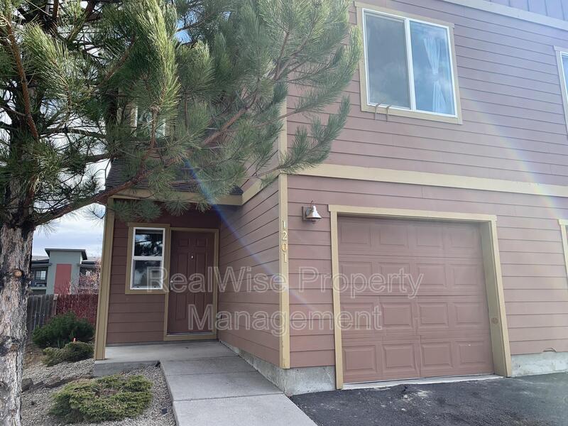 1201 SW 27th St in Redmond, OR - Foto de edificio