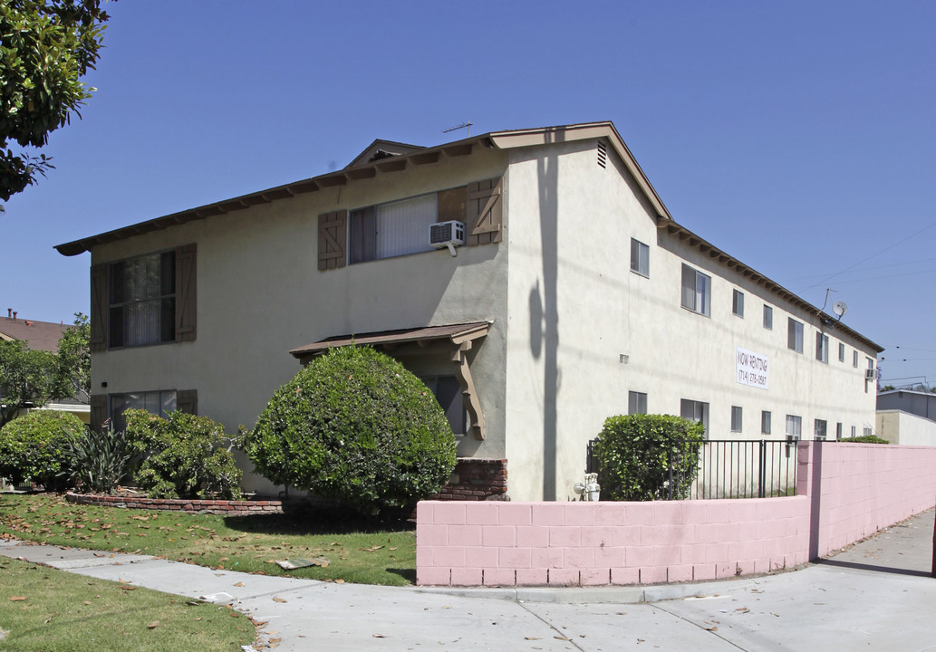 Santa Fe Apartments in Fullerton, CA - Foto de edificio