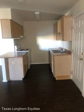 2812 James in Granbury, TX - Foto de edificio - Building Photo