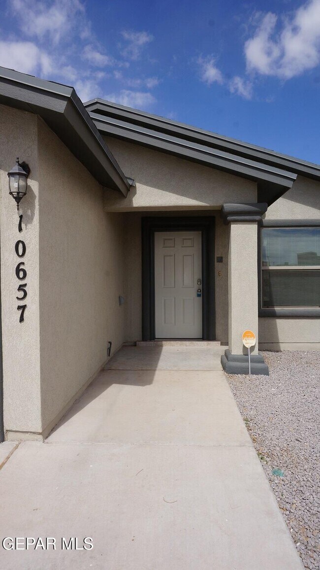 10657 Silvercloud Dr in El Paso, TX - Building Photo - Building Photo