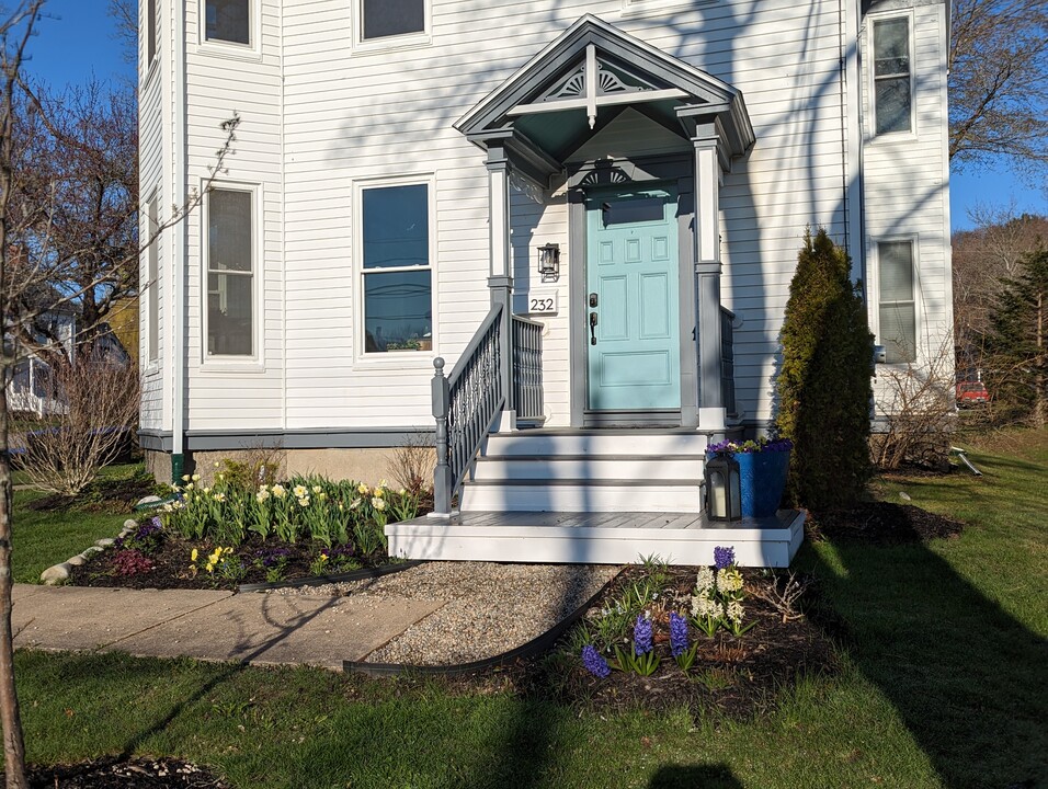 232 Broadway, Unit Unit B in Rockland, ME - Building Photo