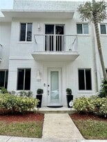 2621 NE 212th Terrace in Miami, FL - Building Photo
