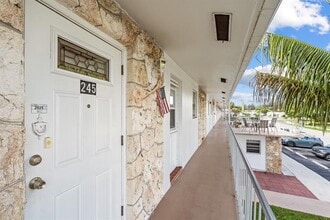 2700 W Golf Blvd in Pompano Beach, FL - Building Photo - Building Photo