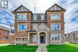1402 Lakeport Cres in Oakville, ON - Building Photo