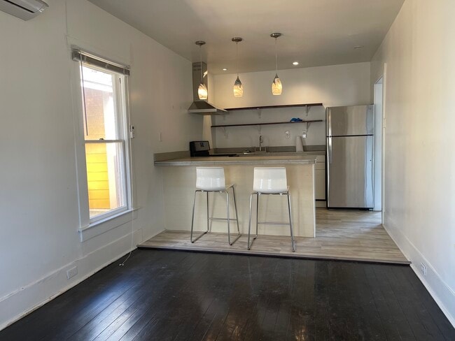 1820 N Comal in San Antonio, TX - Foto de edificio - Building Photo