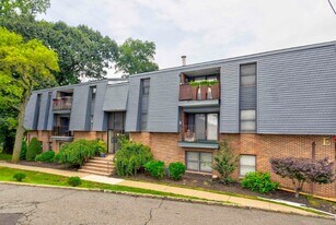 700 Schuyler Ave, Unit E11 in Kearny, NJ - Building Photo