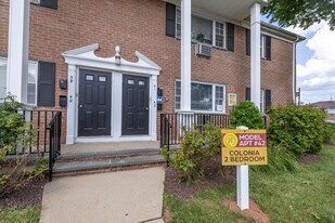 Cloverleaf Gardens in Woodbridge, NJ - Building Photo