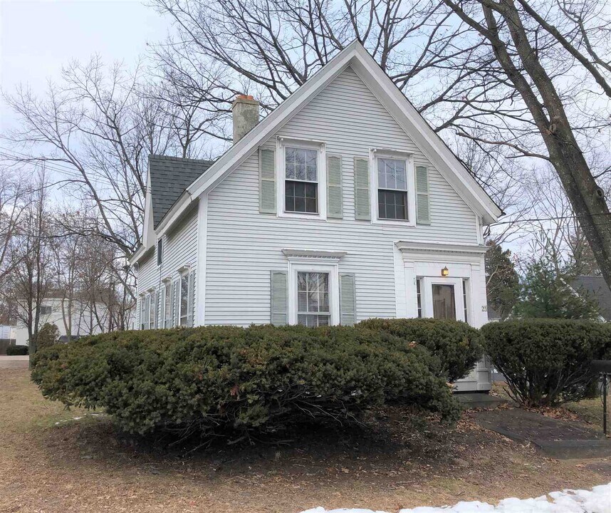 23 Garfield St in Exeter, NH - Building Photo