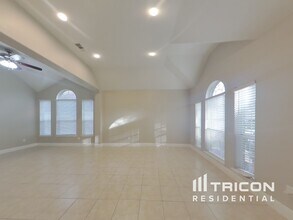 307 Marina Oaks Ct in Kemah, TX - Building Photo - Building Photo