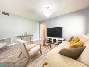 340 Knotty Pine Cir in Greenacres, FL - Building Photo - Building Photo