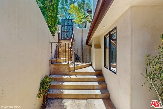 3311 Deronda Dr in Los Angeles, CA - Building Photo - Building Photo