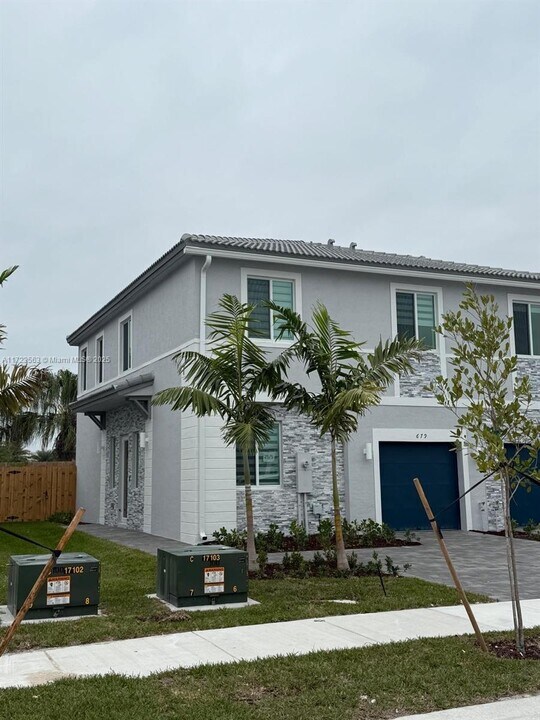 679 SE 13th St Cir in Homestead, FL - Building Photo