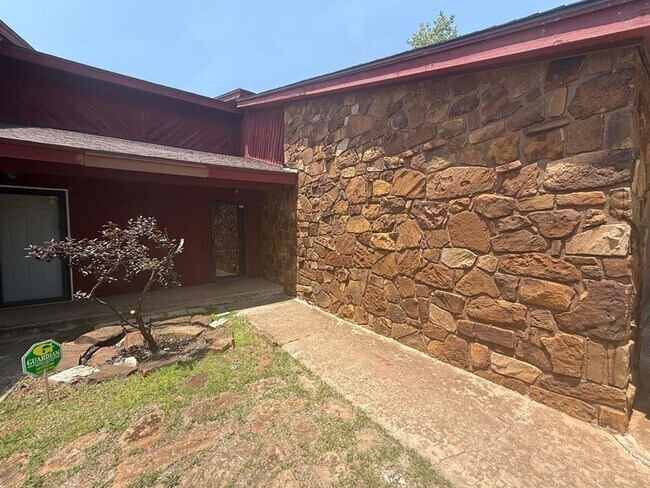7407 Kings Manor Ct in Oklahoma City, OK - Building Photo - Building Photo