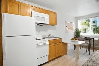 Beachview Villa in Huntington Beach, CA - Building Photo - Building Photo