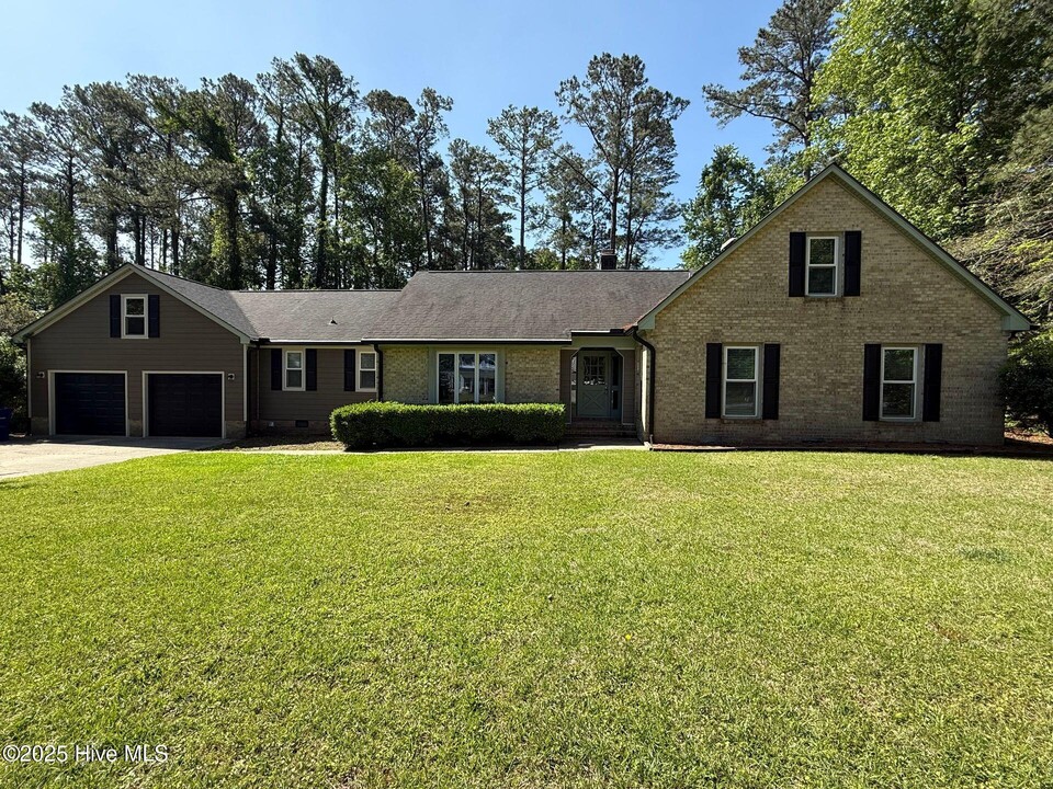 1107 Greenway Dr in Jacksonville, NC - Building Photo