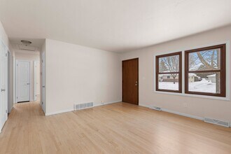 1045 Green Acres Ln in Neenah, WI - Building Photo - Building Photo