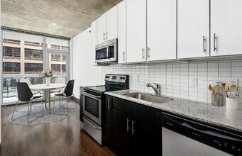 601 W Jackson Blvd in Chicago, IL - Building Photo - Building Photo