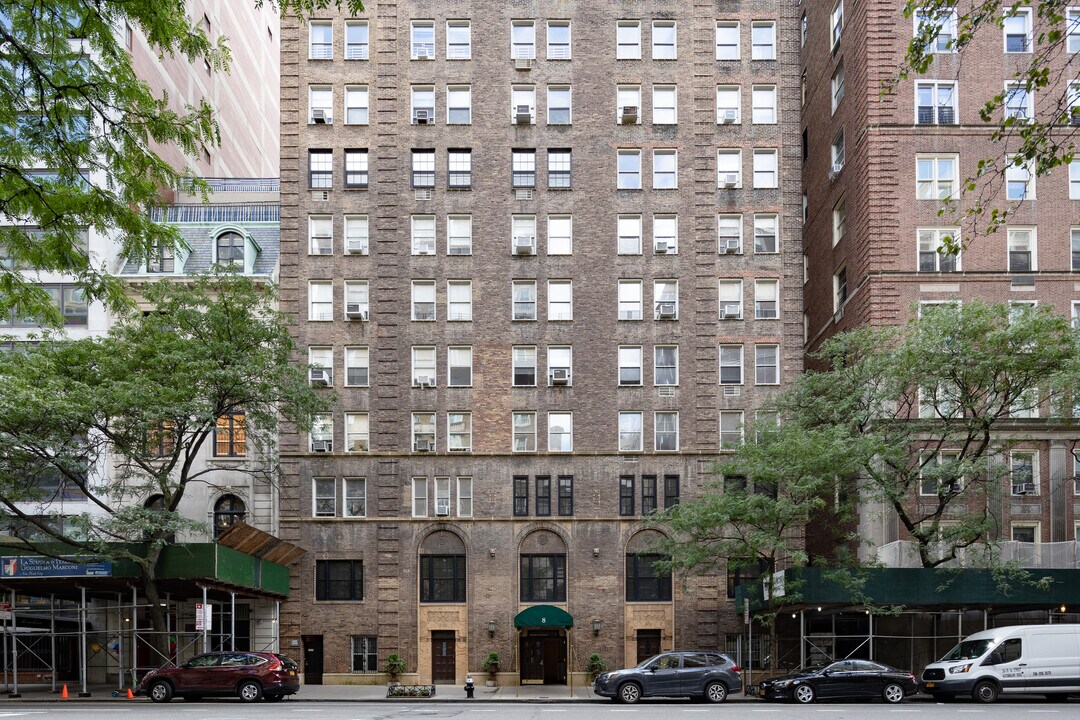 8 E 96th St in New York, NY - Building Photo