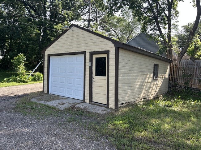 706 W Lincoln Ave in Fergus Falls, MN - Foto de edificio - Building Photo