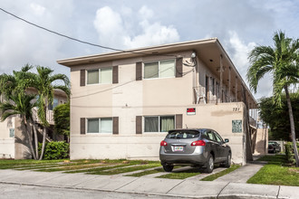 721 SW 5th St in Miami, FL - Building Photo - Building Photo