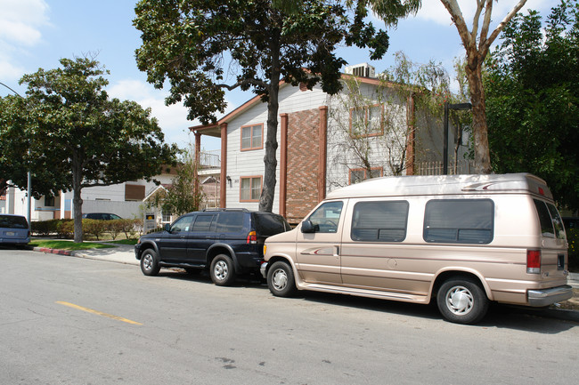 223 E Acacia Ave in Glendale, CA - Building Photo - Building Photo