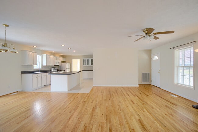 9469 Glass Rd in Hayes, VA - Foto de edificio - Building Photo