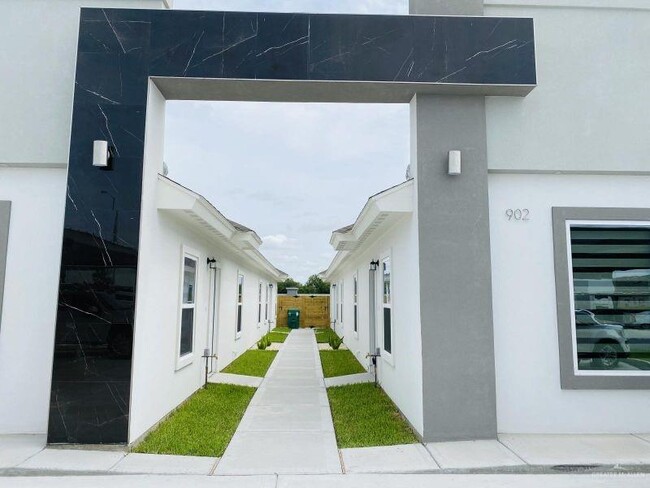 11 West Dr in Pharr, TX - Foto de edificio - Building Photo