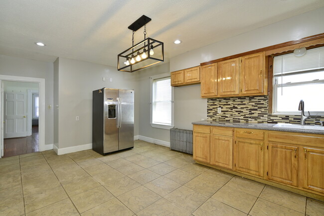 63 Stanton St, Unit 2 in Boston, MA - Foto de edificio - Building Photo