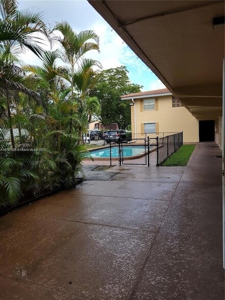 8704 NW 35th St, Unit 105 in Coral Springs, FL - Building Photo - Building Photo