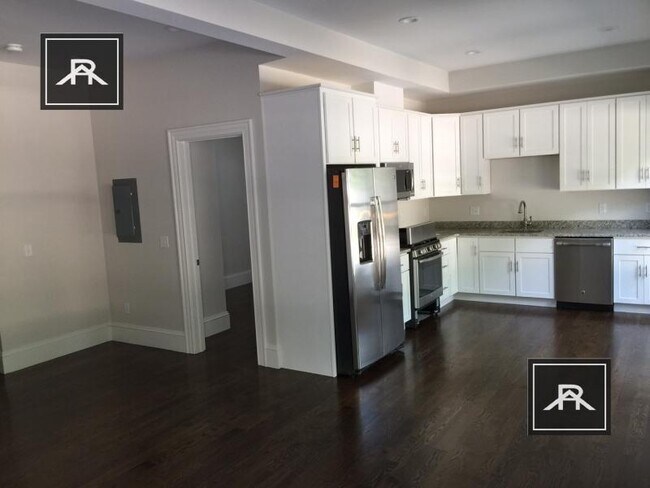 2046 Beacon St in Chestnut Hill, MA - Building Photo - Building Photo