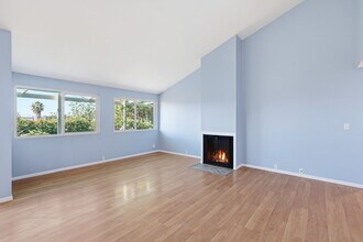 1999 Seawind Way in Oceanside, CA - Foto de edificio - Building Photo