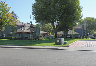 Lakeshore Meadows in Lodi, CA - Building Photo - Building Photo