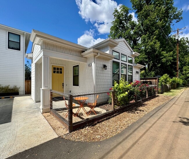 property at 305 1/2 Coloma St