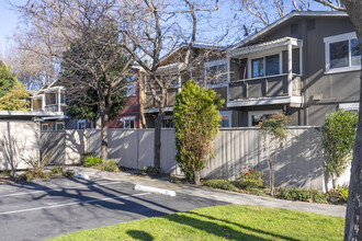 532 Tyrella Ave in Mountain View, CA - Building Photo - Building Photo