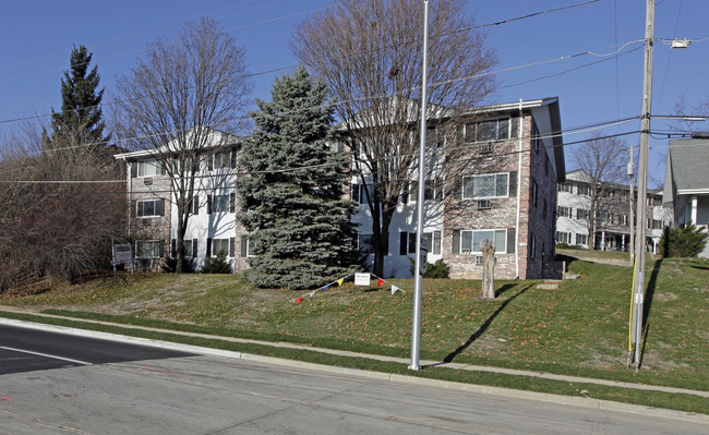 Parqueview Apartments in Waukesha, WI - Building Photo - Building Photo