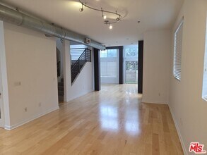 5350 Playa Vista Dr in Los Angeles, CA - Foto de edificio - Building Photo