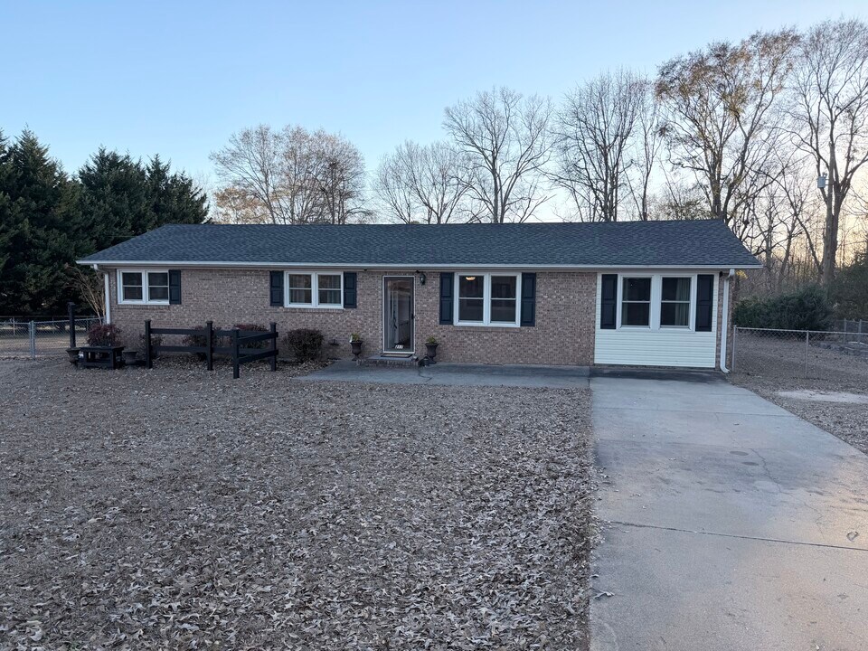 217 Ridgecrest Way in Williamston, SC - Building Photo