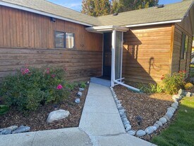 525-525 N Markeson St in Chelan, WA - Building Photo