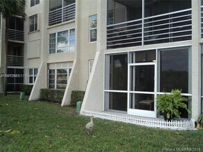 9450 Poinciana Pl in Davie, FL - Building Photo - Building Photo